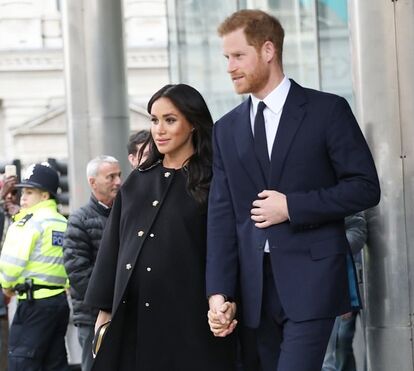 Meghan e Harry aparecem de surpresa na embaixada da Nova Zelândia para prestar homenagem às vítimas