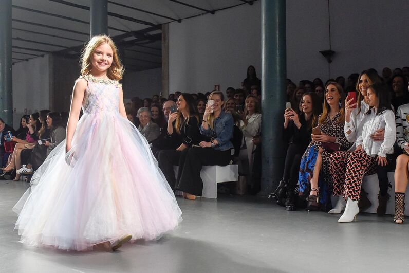Filhas de Pepe, Salvio e Fábio Coentrão brilham em desfile de Micaela Oliveira