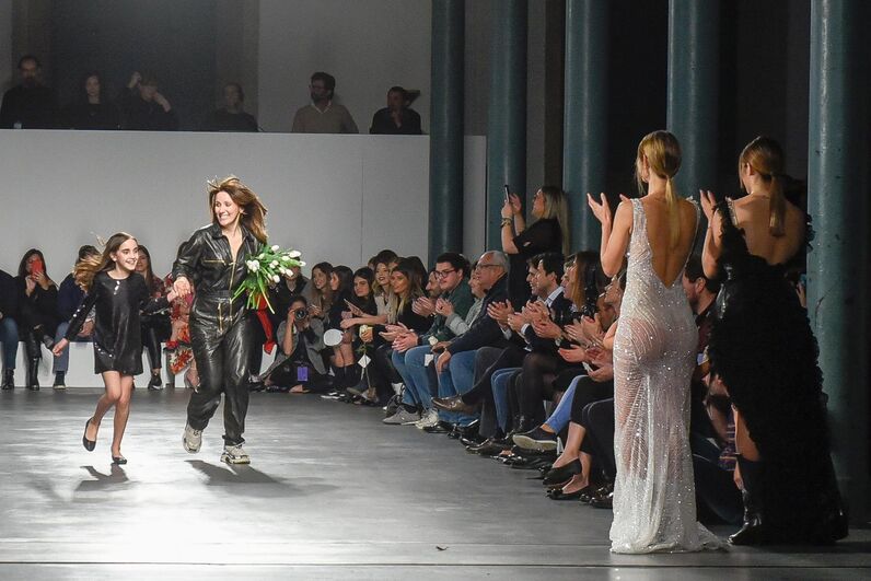 Filhas de Pepe, Salvio e Fábio Coentrão brilham em desfile de Micaela Oliveira