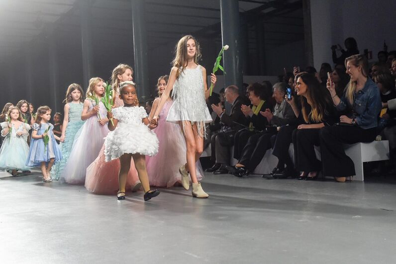 Filhas de Pepe, Salvio e Fábio Coentrão brilham em desfile de Micaela Oliveira