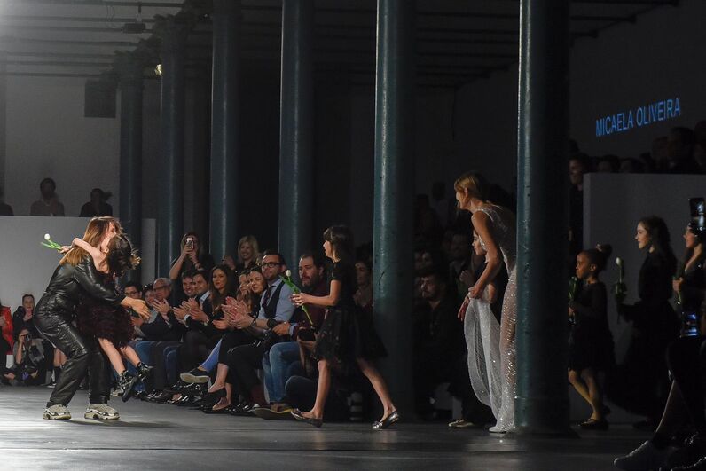 Filhas de Pepe, Salvio e Fábio Coentrão brilham em desfile de Micaela Oliveira