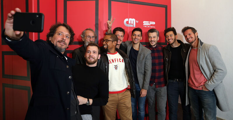 Lágrimas e emoção. Elenco da novela 'Alguém Perdeu' junta-se para assistir ao primeiro episódio