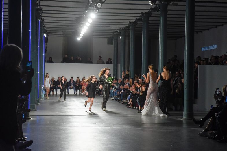 Filhas de Pepe, Salvio e Fábio Coentrão brilham em desfile de Micaela Oliveira