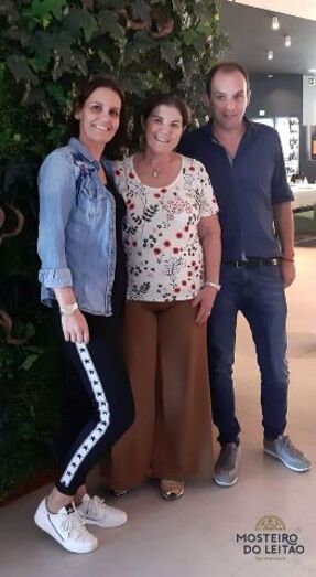 Os proprietários do Mosteiro do Leitão, Zita e Bruno Freire com Dolores Aveiro, mãe de Cristiano Ronaldo