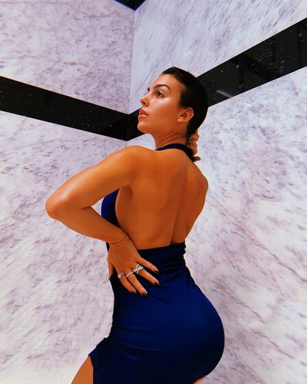 Que obsessão! As poses favoritas de Georgina Rodríguez