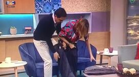 Descuido de Ana Marques deixa-a com as maminhas à mostra em direto na SIC