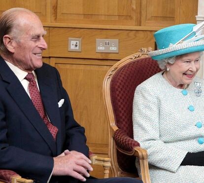Rainha Isabel II em perigo. Funcionário do palácio de Buckingham testa positivo para covid-19