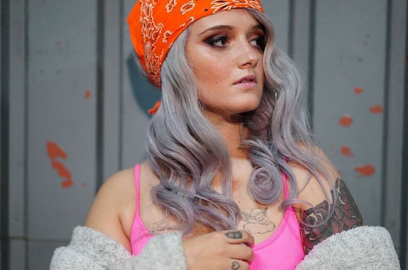 Carolina Deslandes revela mensagem enigmática sobre relações